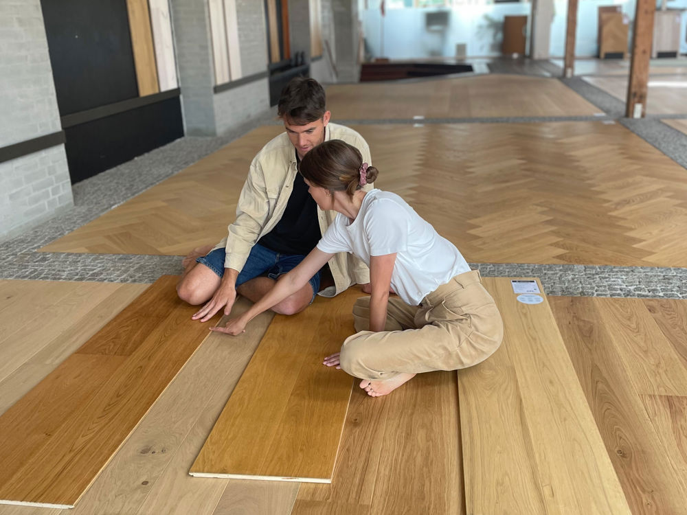 Caroline og Reece i showroom