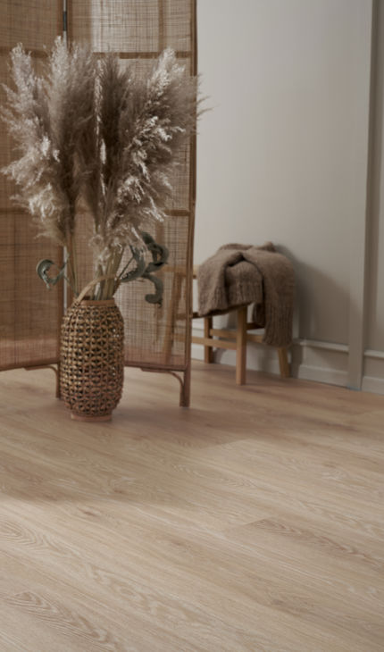 Bliv inspireret af tidens helt store trends: Indret boligen med træ, flet og metaller