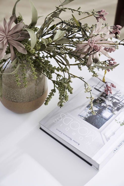 Bord med bog og blomst